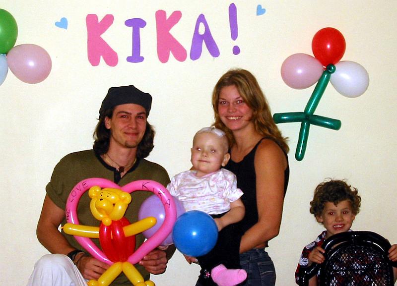 4-39.jpg - Welcome Home, Kika! With Uncle Joe and sister Cheri and brother Steve.